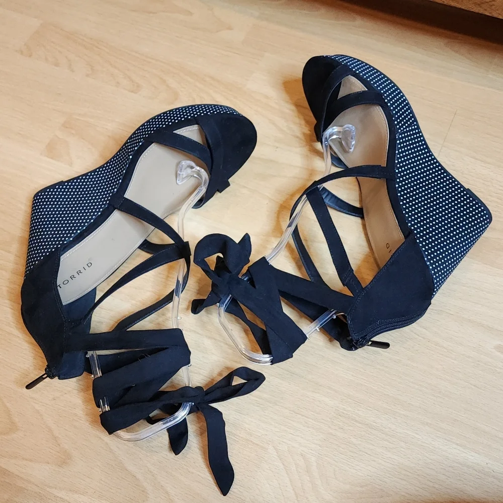 Size 13W Torrid Black Polka Dot Strappy Ankle Wrap Platform Wedge‎ Shoe Sandal